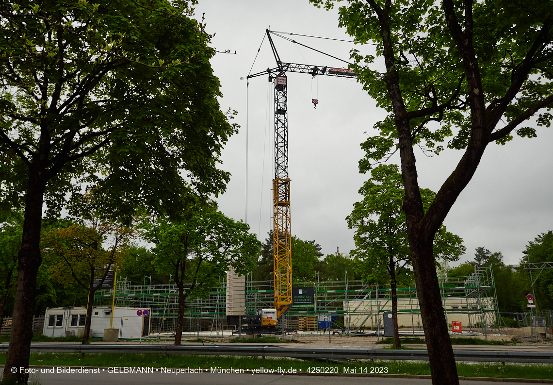 14.05.2023 - Ein Kran für die Baustelle Haus für Kinder in Neuperlach